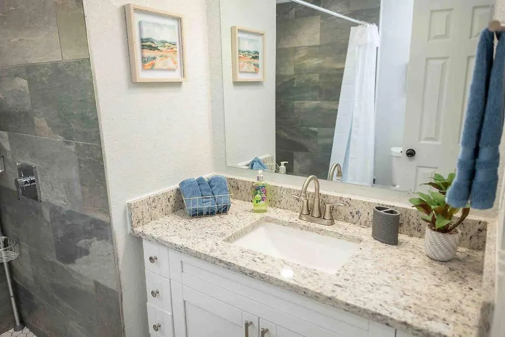 Four Bedroom Home Close To The Stadium 坦帕 度假居