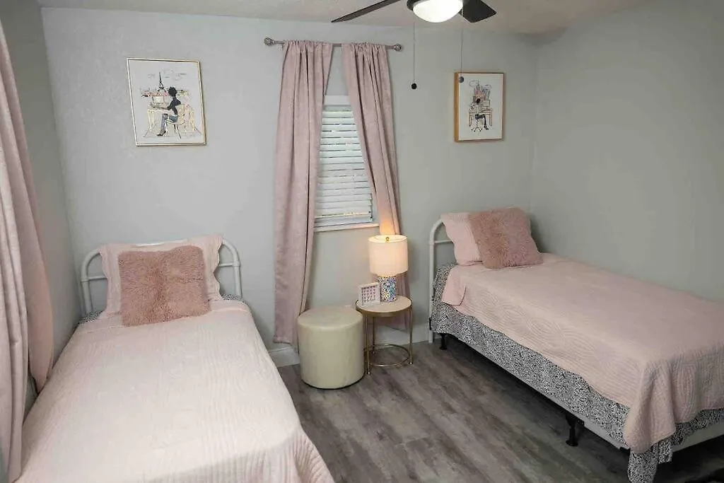 Four Bedroom Home Close To The Stadium 坦帕
